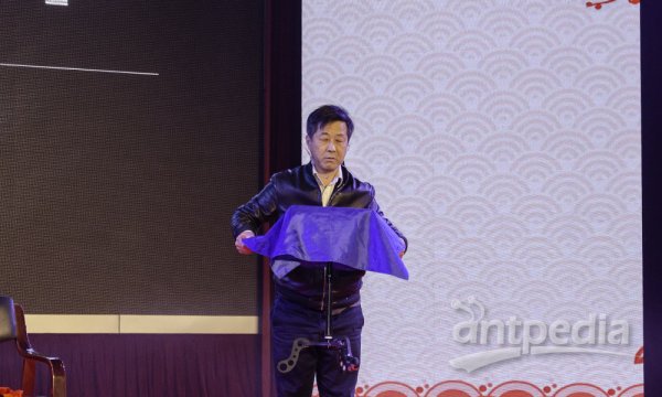 海光公司副总经理杜江为大家带来精彩的魔术表演