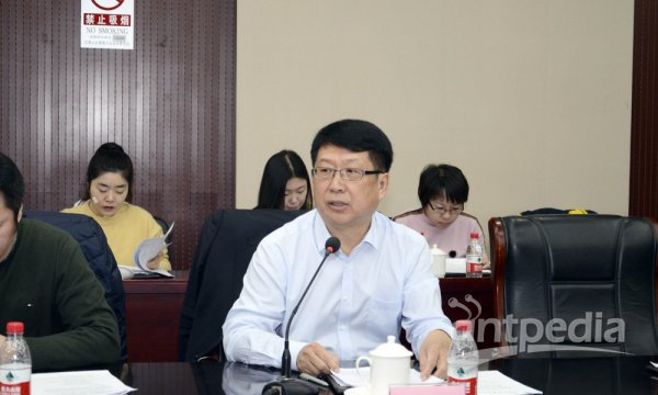 中国分析测试协会副理事长刘成雁主持本次研讨会