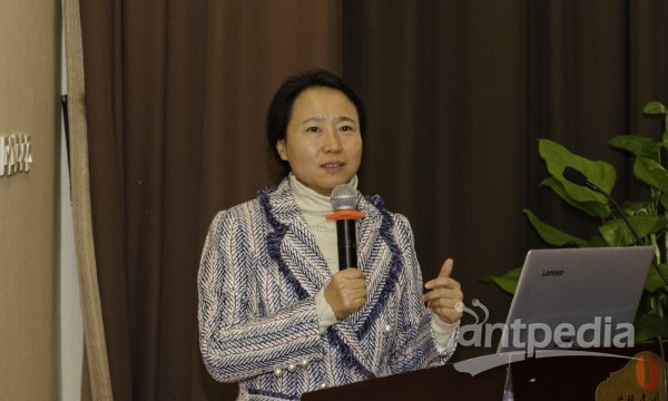 中国医学科学院北京协和医学院药物研究所张金兰研究员主持开幕式并致辞