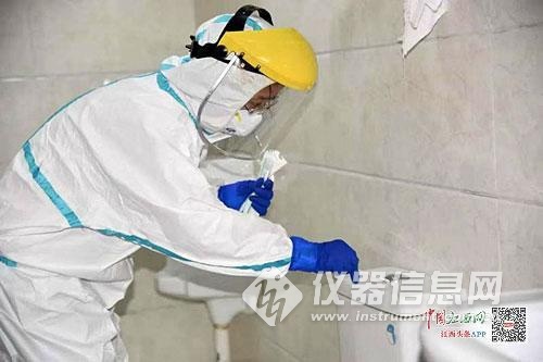 对病例工作场所的马桶冲水开关采样